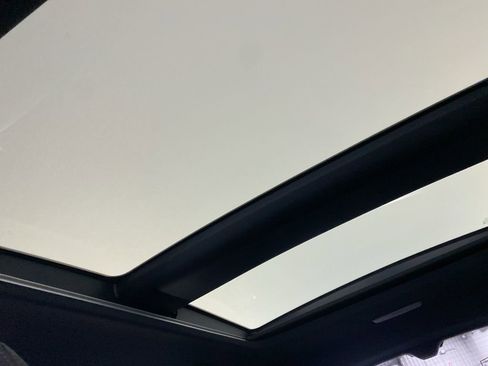 Used 2024 Toyota Venza Limited image 17