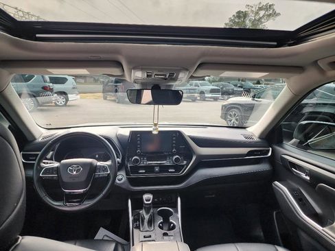 Used 2021 Toyota Highlander XLE image 14