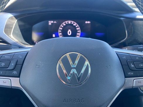 Used 2024 Volkswagen Taos SE w/ Panoramic Sunroof Package AWD/4WD image 7