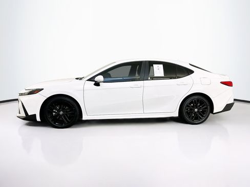 Used 2025 Toyota Camry SE FWD image 4