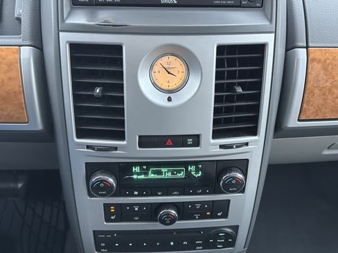 Used 2009 Chrysler Town & Country Limited w/ Entertainment Group #3 image 22