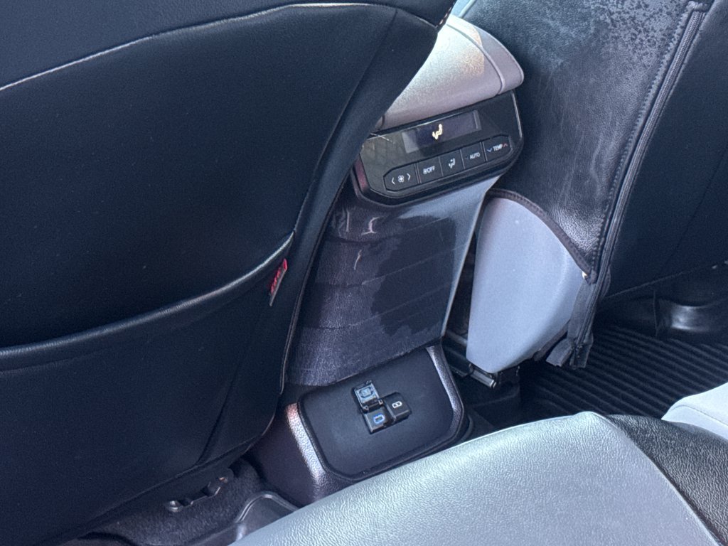 Used 2022 Toyota Highlander LE AWD/4WD image 40