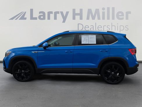 Used 2022 Volkswagen Taos SE w/ Panoramic Sunroof Package image 2