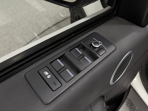 Used 2017 Land Rover Discovery SE image 16