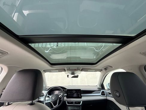 Certified 2025 Volkswagen Taos SE image 7