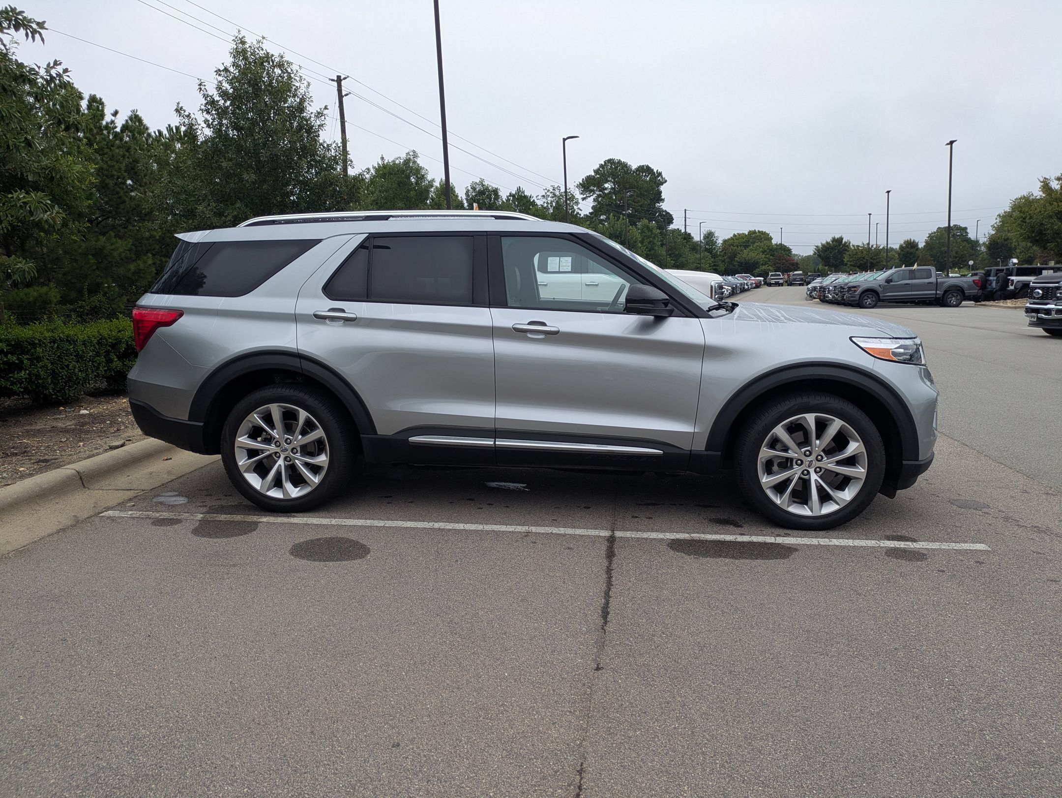 Certified 2023 Ford Explorer Platinum w/ Technology Package AWD/4WD image 3