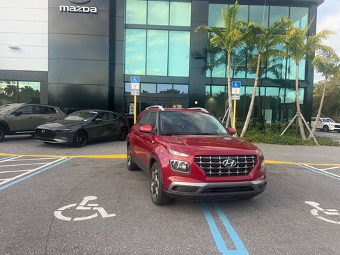 Used 2023 Hyundai Venue SEL image 4