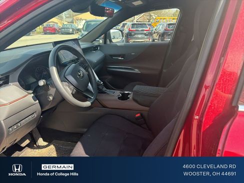 Used 2024 Toyota Venza XLE image 14