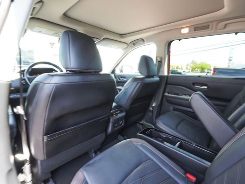 Used 2023 Nissan Pathfinder Platinum AWD/4WD image 34