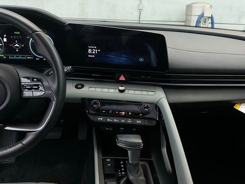 Used 2025 Hyundai Elantra Limited image 15