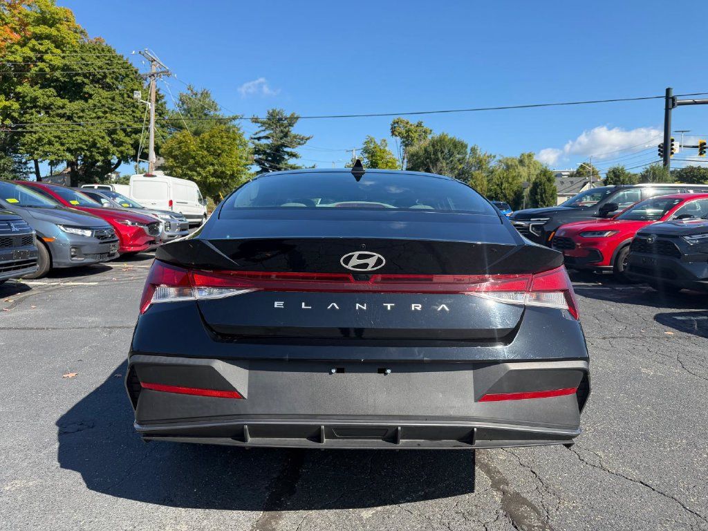 Used 2024 Hyundai Elantra SEL FWD image 4