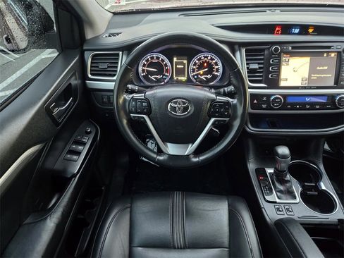 Used 2019 Toyota Highlander SE w/ Protection Package #3 image 14