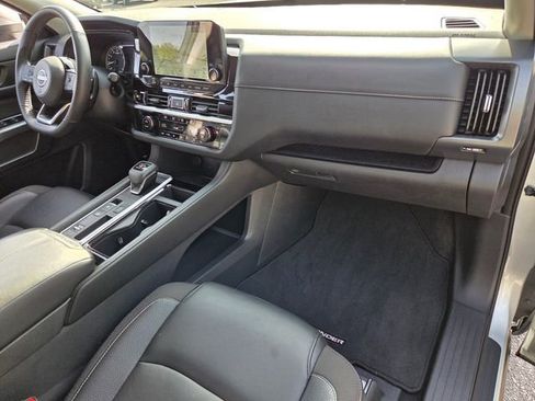 Used 2025 Nissan Pathfinder SL FWD image 17