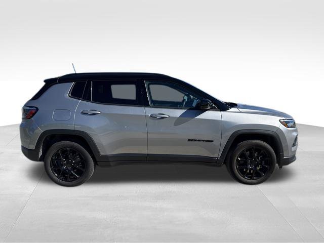 Used 2024 Jeep Compass Latitude w/ Convenience Group AWD/4WD image 2