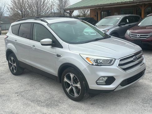 Used 2017 Ford Escape SE w/ Equipment Group 201A image 3
