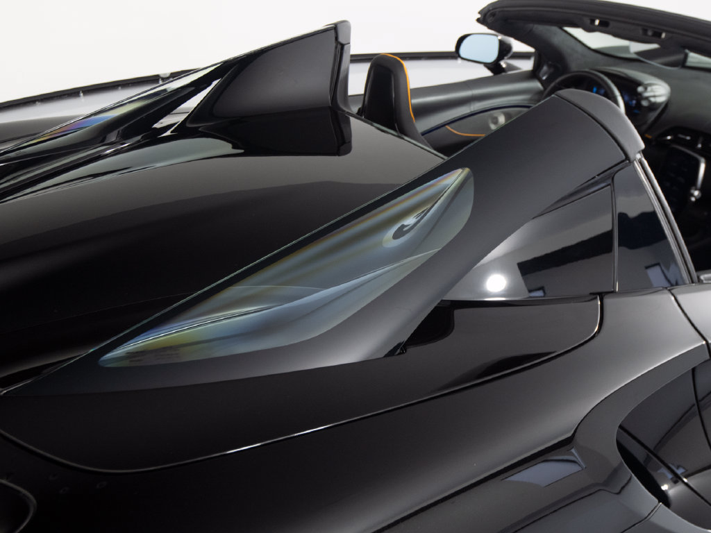 Used 2025 McLaren Artura Spider RWD image 40