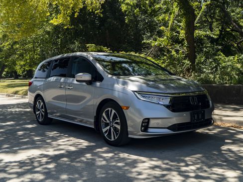 Used 2023 Honda Odyssey Touring image 2