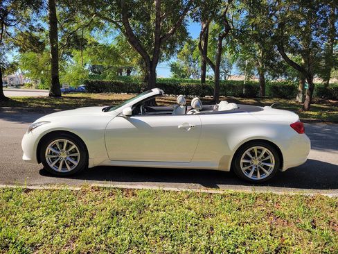 Used 2014 INFINITI Q60 Convertible w/ Premium Package image 1