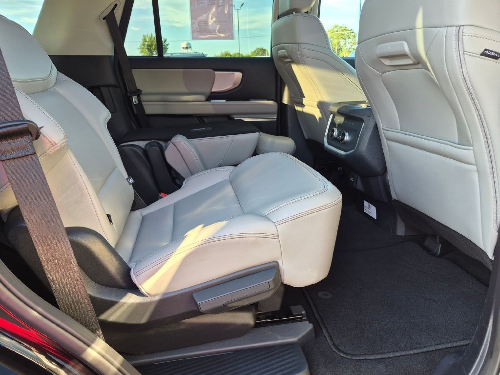 Used 2025 Ford Expedition Active AWD/4WD image 27