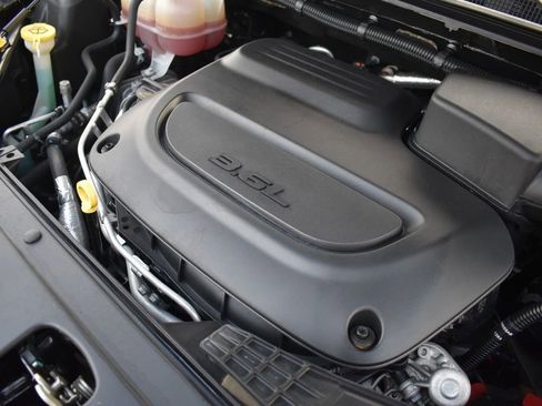 Used 2023 Chrysler Voyager LX image 38