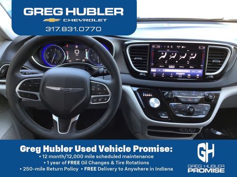 Used 2024 Chrysler Pacifica Touring-L FWD image 2