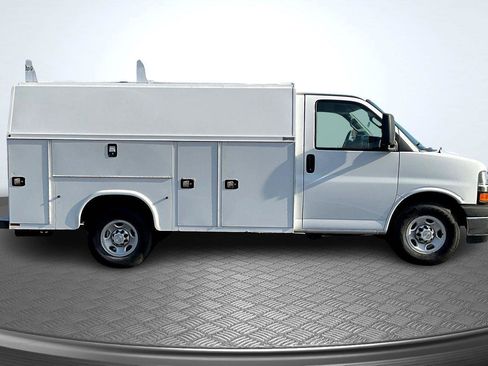 Used 2018 Chevrolet Express 3500 w/ Driver Convenience Package image 8