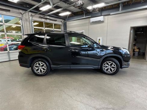 Used 2023 Subaru Forester Premium AWD/4WD image 6