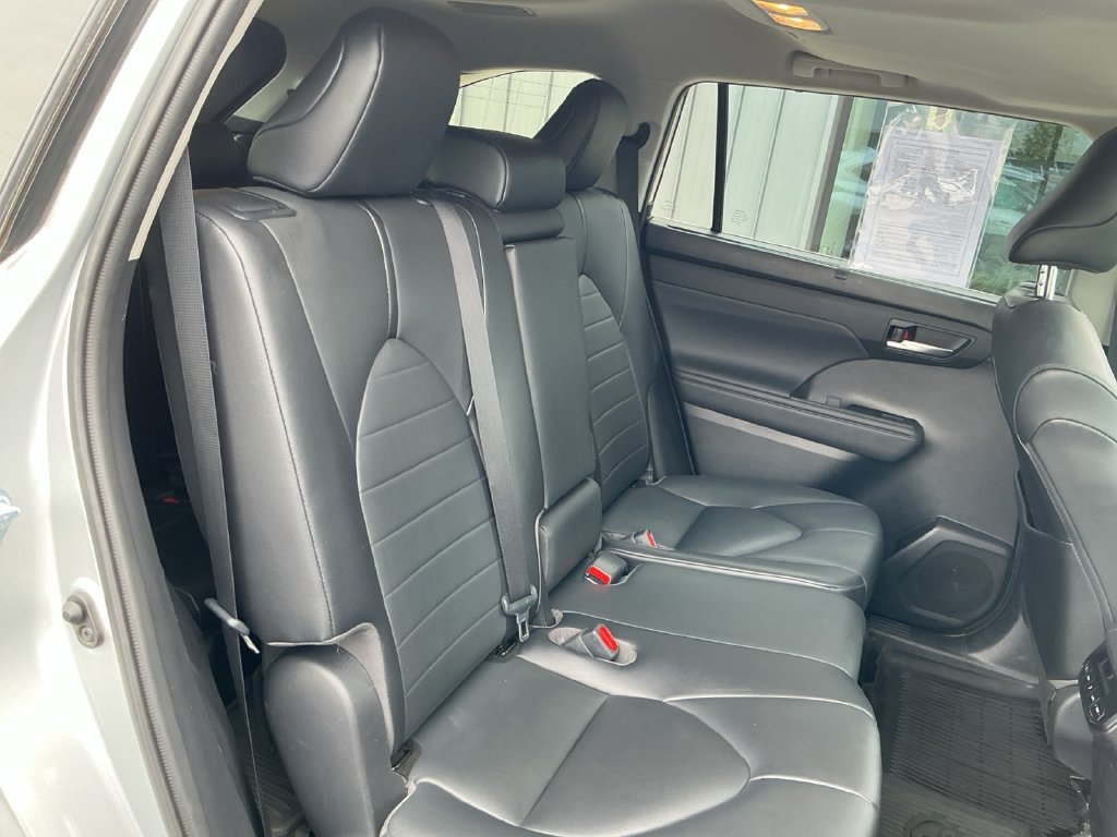 Used 2021 Toyota Highlander XLE AWD/4WD image 22
