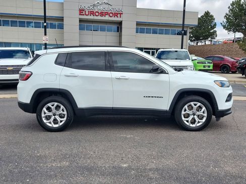 Used 2025 Jeep Compass Latitude AWD/4WD image 3