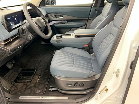 New 2025 Nissan Ariya Platinum image 17