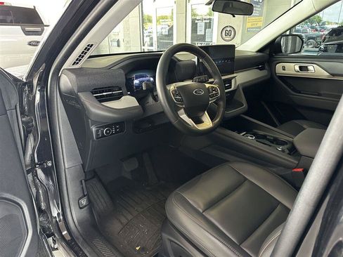 Used 2025 Ford Explorer Active w/ Active Comfort Package RWD image 5
