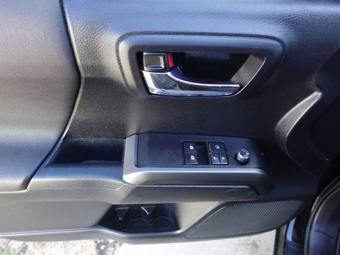 Used 2017 Toyota Tacoma TRD Sport w/ Tow Package (A/T) image 11