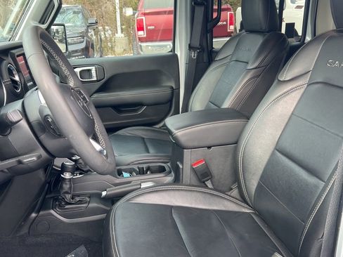 Used 2023 Jeep Wrangler Unlimited Sahara image 9