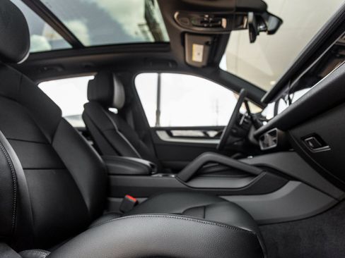 Certified 2025 Porsche Cayenne image 37