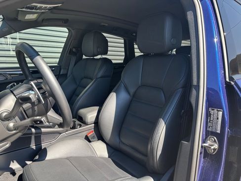 Certified 2025 Porsche Macan image 5
