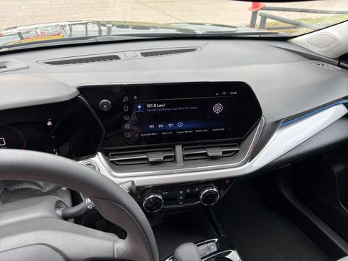 Used 2025 Chevrolet Trax LT FWD image 17