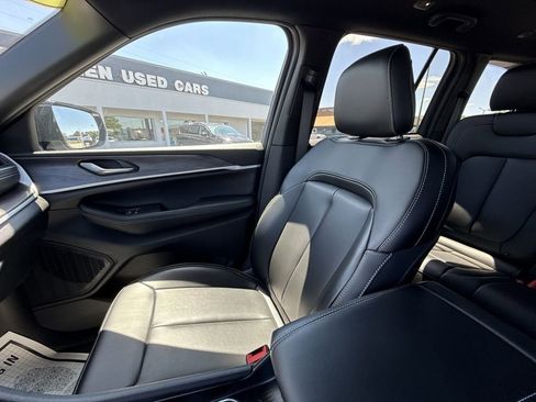Used 2025 Jeep Grand Cherokee Limited w/ Black Appearance Package AWD/4WD image 32