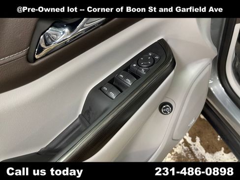 Used 2023 GMC Acadia SLT w/ Preferred Package FWD image 16