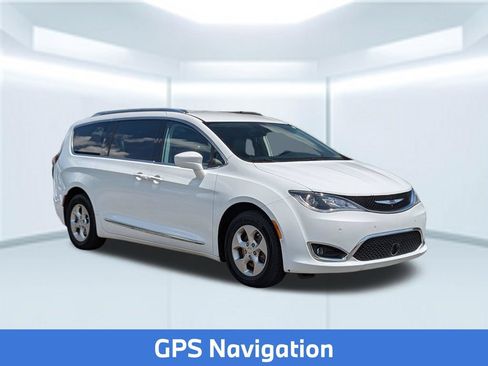 Used 2017 Chrysler Pacifica Touring-L Plus w/ Advanced Safetytec Group FWD image 9