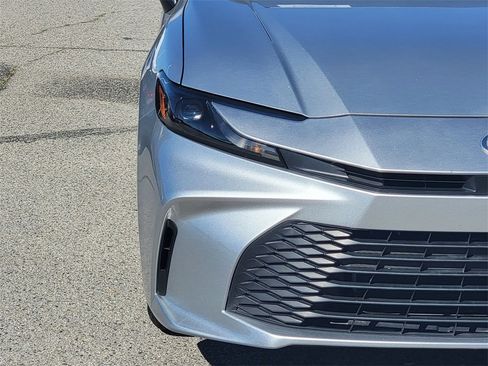 Used 2025 Toyota Camry LE image 3