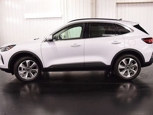 Used 2025 Ford Escape Platinum w/ Premium Technology Package AWD/4WD image 4