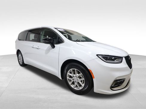 Used 2024 Chrysler Pacifica Touring-L image 5