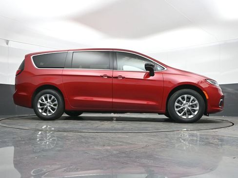 New 2026 Chrysler Pacifica Select AWD/4WD image 39