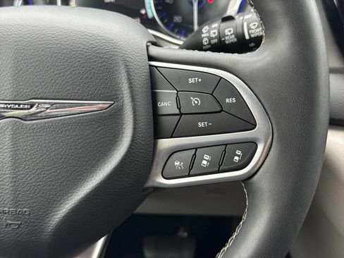 Used 2024 Chrysler Pacifica Touring-L FWD image 14