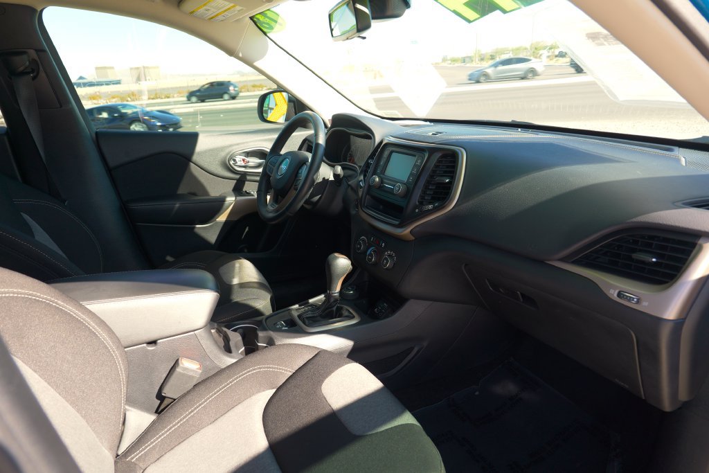 Used 2018 Jeep Cherokee Latitude w/ Altitude Package AWD/4WD image 9