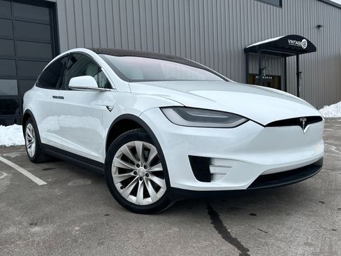 Used 2019 Tesla Model X 75D image 3