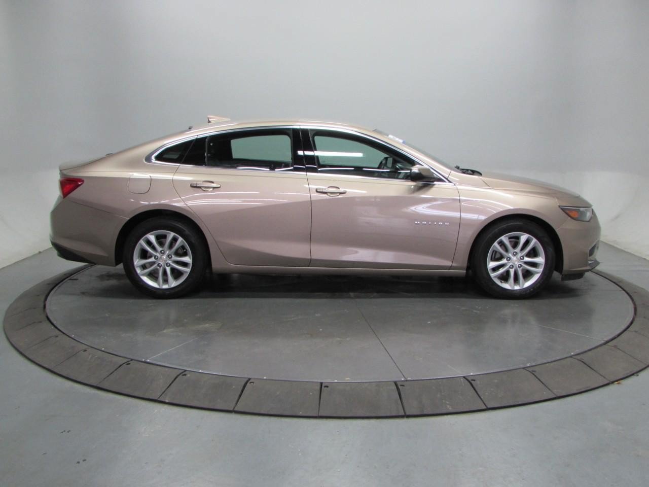 Used 2018 Chevrolet Malibu LT w/ Leather Package FWD image 8