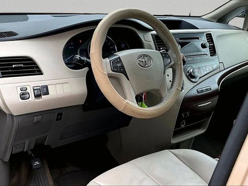 Used 2013 Toyota Sienna XLE FWD image 17