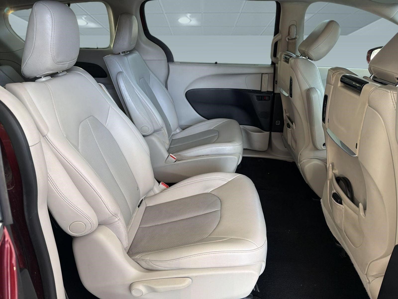 Used 2021 Chrysler Pacifica Touring-L w/ Uconnect Theater Family Group FWD image 33