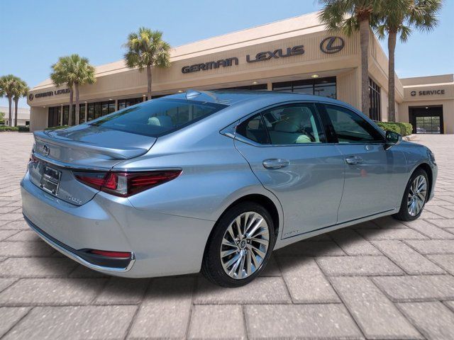 Certified 2022 Lexus ES 300h w/ Accessory Package 2 FWD image 4